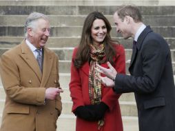 El bebé de William y Catherine, y a su vez nieto del Príncipe Carlos (i) nació esta tarde en Londres. ARCHIVO /