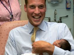 El príncipe William sostiene a un bebé nacido en el Hospital St. Mary el 20 de septiembre de 2006. ARCHIVO /