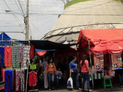 Señalan que además de dañar la imagen de la ciudad, los puestos ambulantes congestionan la zona peatonal.  /