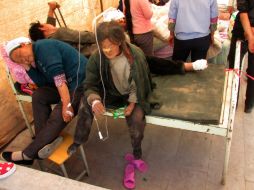 Lesionados son atendidos luego del fuerte sismo que sacudió China. AFP /