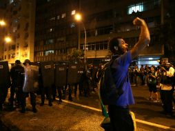 Despliegan un enorme dispositivo policial en la zona para dispersar a los manifestantes. EFE /