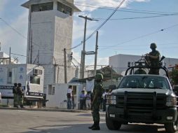 Los custodios controlan la situación dentro del reclusorio que continuó sus actividades normales luego del incidente. ARCHIVO /