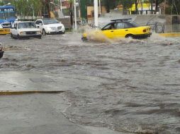 En Zapopan se registraron encharcamientos en diferentes vialidades. Imagen de @El_Mejor_Daniel. ESPECIAL /