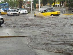 Lluvia vespertina causa desbordamiento de canal, afecta a Tonalá. Imagen tomada de @El_Mejor_Daniel. ESPECIAL /