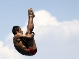 Kevin Chávez ejecuta uno de sus clavados en la final de trampolín un metro, prueba que no está contemplada en el programa olímpico. AP /