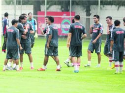 Bienvenida. Las Chivas reciben a su nuevo compañero, Aldo de Nigris, quien se integró al plantel. EL INFORMADOR /