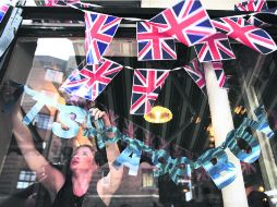El pueblo inglés celebró la llegada del primer hijo de Catalina y Guillermo. AFP /