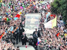 El Papa Francisco hizo su primer recorrido por las calles de Río de Janeiro en un vehículo semidescubierto. EFE /