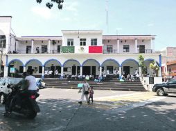 Los policías comunitarios de Los Reyes protestaban afuera de la Presidencia Municipal (foto), cuando fueron atacados. ESPECIAL /