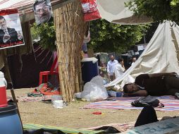 Simpatizantes del depuesto presidente Mohamed Morsi descansan tras los disturbios ocurridos. EFE /