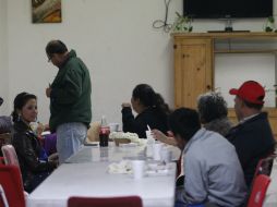 En el albergue, familias comparten el café  y algunas anécdotas sobre la lluvia que afectó sus hogares.  /