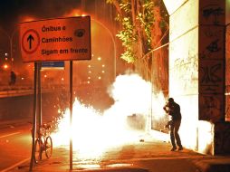 Los manifestantes y los policías de Río de Janeiro han protagonizado violentos choques. AFP /