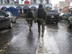 Soldados del Ejército mexicano resguardan el lugar dónde se realizó el ataque. EFE /