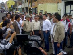 El gobernador Aristóteles Sandoval (d) y el alcalde de Tonalá Jorge Arana (i), durante su recorrido por la calle Emiliano Zapata.  /
