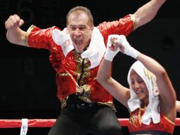 Anabel Ortiz (der) y su entrenador festejan el triunfo en Tokio. AP /
