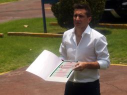 Christian Giménez muestra su carta de naturalización luego de que le fue entregada. MEXSPORT /