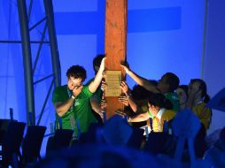 La Cruz de los Jóvenes donada por Juan Pablo II en 1984 llega a Copacabana para comenzar la jornada. AFP /