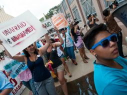 Los nueve mexicanos marcharon por Nogales mientras protestaban para pedir el ingreso a EU. XINHUA /