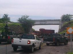 Hombres armados bloquean tramos carreteros en el poblado de Puerto el Mamey. TOMADA DE @MISSCHOACANA  /