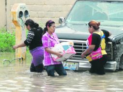 San Martín de las Flores de Abajo. Vecinos afectados por la tormenta acuden a sus casas a rescatar algunas pertenencias. EL INFORMADOR /