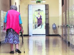 TERCERA EDAD. Una mujer en un pasillo del asilo La Santísima Trinidad. EL INFORMADOR /