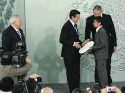 El Presidente encabezó la ceremonia para premiar el esfuerzo de los menores, al tiempo que les deseó suerte. NTX /