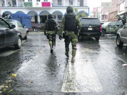 Elementos del Ejército resguardan desde ayer el municipio de Los Reyes, donde el lunes fueron asesinadas cinco personas en una protesta EFE /