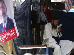 Un simpatizante del depuesto presidente lee el Corán. EFE /