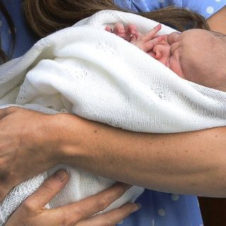 Isabel II visita por primera vez a su bisnieto