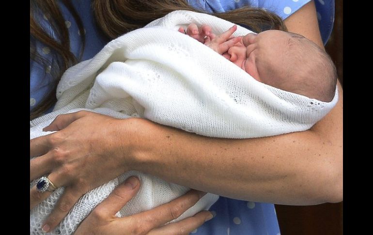 La reina Isabel II se manifestó ''encantada'' por su tercer bisnieto. EFE /