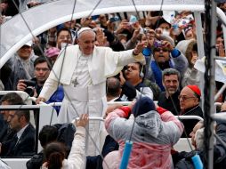 Millares de peregrinos aguardaban al Papa desde anoche para escuchar misa. AP /