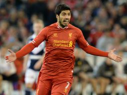 Luis entra al terreno de juego al minuto 72 sin embargo no se sabe si continuará en la Liga Premier. AFP /