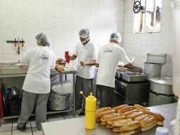 Resaltan labor de quienes todos los días preparan y sirven los alimentos a los comensales. ARCHIVO /