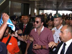 El 'Pipita' es recibido por cientos de fanáticos en el aeropuerto. EFE /
