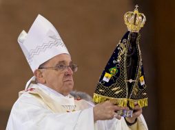 El Papa sostiene la imagen de la patrona de Brasil que, en 2017, cumple 300 años de su aparición en esas tierras. AP /