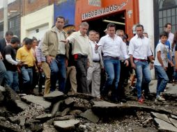 Aristóteles Sandoval en su recorrido por la zona afectada. En la foto la calle Emiliano Zapata, en la cual el señor fue arrastrado.  /