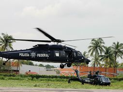 Un helicóptero de las fuerzas federales traslada a agentes lesionados a la ciudad de Lázaro Cárdenas para su atención. AP /