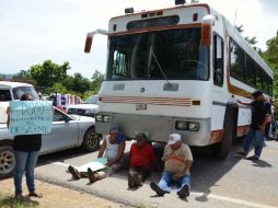 Los manifestantes exigen que el Ejército no desarme a la policía comunitaria. NTX /