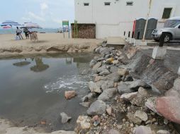 Un taponamiento provocó un derrame de aguas negras hacia la playa.  /