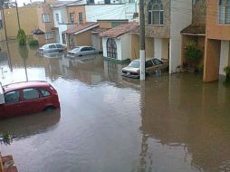 Dentro de algunas viviendas el agua subió hasta 20 centímetros. Imagen de @PGZAVALZA. ESPECIAL /