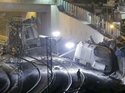 Investigaciones señalan que el tren circulaba a 180 kilómetros por hora en un tramo limitado a 80. EFE /