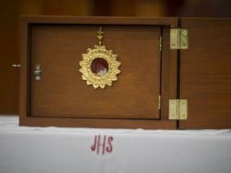 Durante este primer día de exhibición al público de la hostia sangrante, el desorden fue evidente al interior del templo.  /