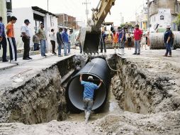 COLECTOR.Trabajadores instalan un ducto en Tonalá. Hoy quedarán concluidos los tramos afectados del colector de 60 pulgadas de diámetro ESPECIAL /