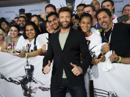 Hugh Jackman rodeado de fanátios en un evento promocional de ''Wolverine: Inmortal''. AP /