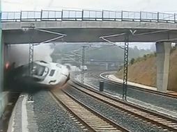 Momento en que el tren se descarrila, antes de tomar una curva, en un aparente exceso de velocidad. ESPECIAL /