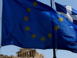 La bandera de la Unión Europea flamea en Grecia, frente al Partenón. ARCHIVO /