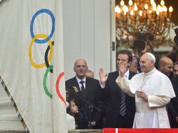 Aquí, el Papa Francisco con el estandarte de la máxima justa deportiva. AFP /