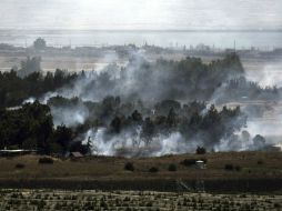 El humo revela los enfrentamientos entre los rebeldes y el ejército sirio cerca de la frontera israelí con Siria. EFE /