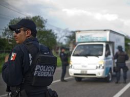 Con motivo de la violencia en Michoacán, elementos de la Policía Federal permanecen en un operativo en la entidad. AFP /