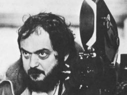 La exposición recaba cintas de Stanley representadas a través de una selección de guiones, fotografías, lentes, trajes y accesorios. ESPECIAL /